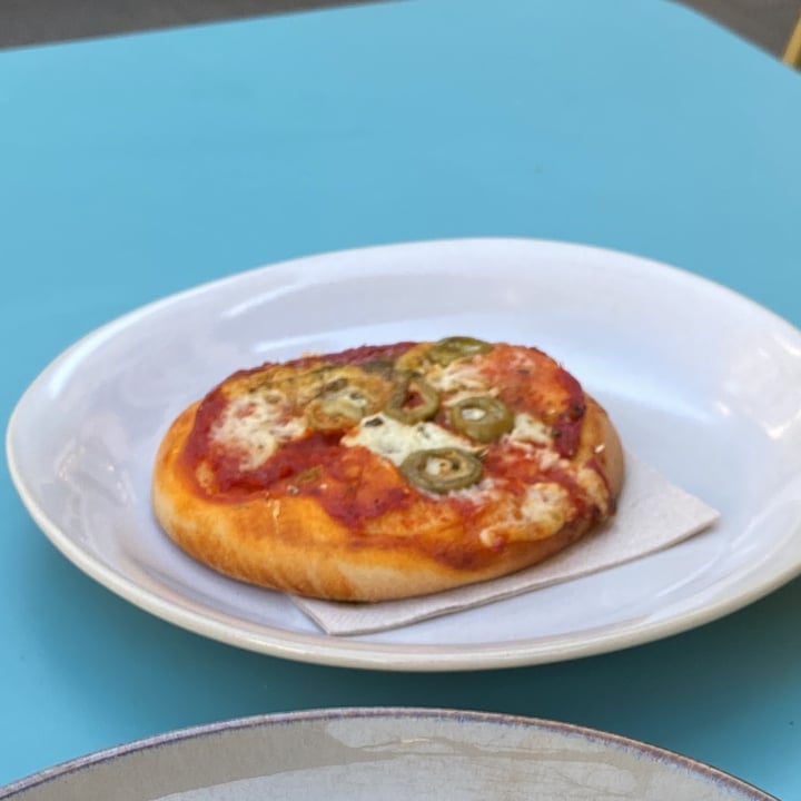 photo of Beagle Pastelería Vegana Minipizza shared by @annacireragros on  25 Apr 2022 - review