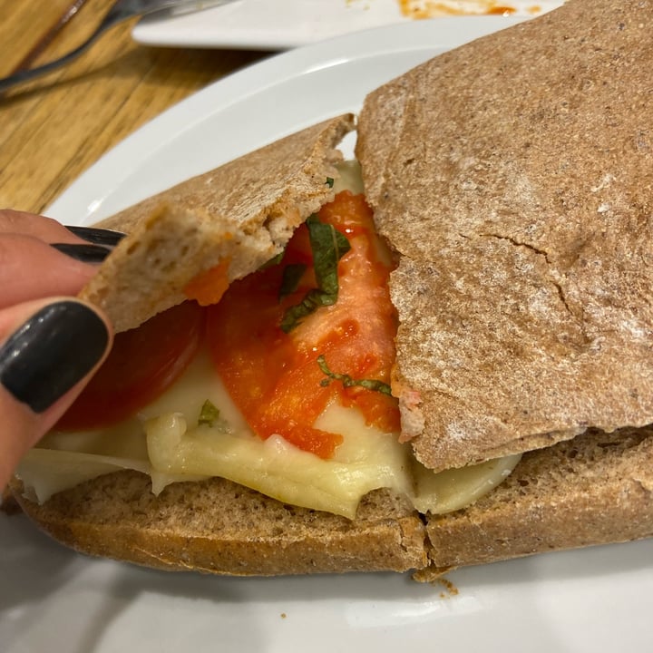 photo of COCONARANJA tienda & resto Sandwich Cheddar Vegano shared by @laritaveganita on  25 Aug 2022 - review
