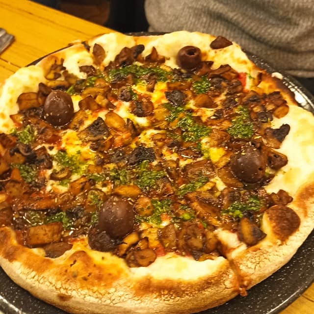 「pizza mushroom」の料理の写真