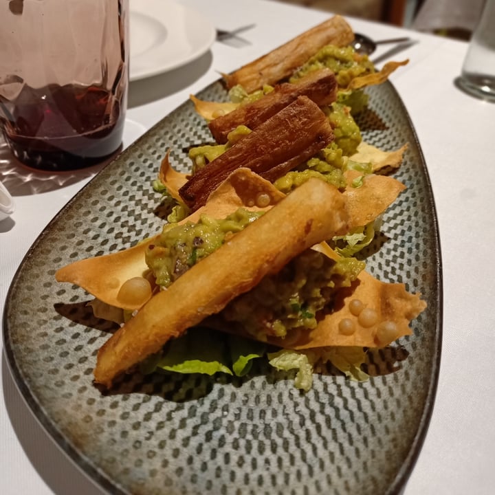 photo of Restaurante Curcuma Wanton con crudité de verduras, guacamole y yuca shared by @laurafreiria on  17 May 2022 - review