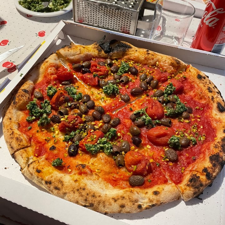 photo of Bella Vita Birreria Pizzeria Pizza Vegana Olive Taggiasche Pomodorini e Pistacchi shared by @stregasalamander on  02 May 2022 - review