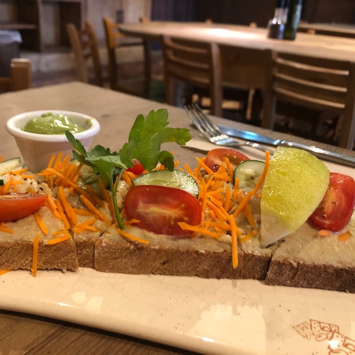 review photo of Le Pain Quotidien - Recoleta Mall Tartin De Hummus Y Pure De palta shared by @aripieri on 27 Dec 2020 - review