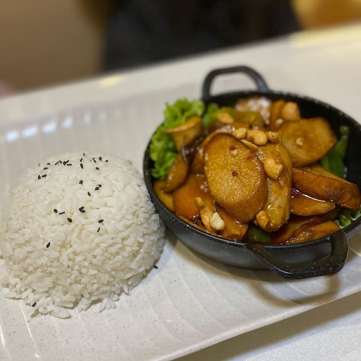 photo of Red Apple Veggie Café Kung Pao King Oyster Mushroom Rice shared by @peasfulpea on  06 Dec 2021 - review