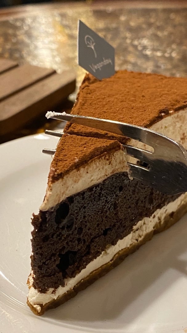review photo of Bluesomeone's Vegan Cafe 瑪登布魯 Tiramisu cake shared by @vegantow on 15 Dec 2019 - review