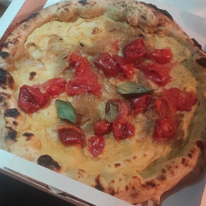photo of Organic Pizza and Food Pizza con hummus cipolle caramellate e pomodori confit shared by @tipsyballoons on  29 Aug 2022 - review