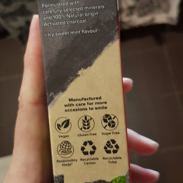 review photo of Colgate Charcoal Whitening Toothpaste shared by @alexandriacaitlyn on 10 Jun 2022 - review