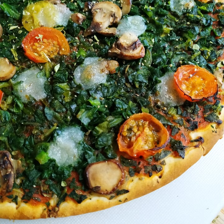 photo of Vemondo Vegan Pizza Verdura with Spinach, Tomatoes & Mushrooms shared by @martarosario17 on  02 Jun 2022 - review