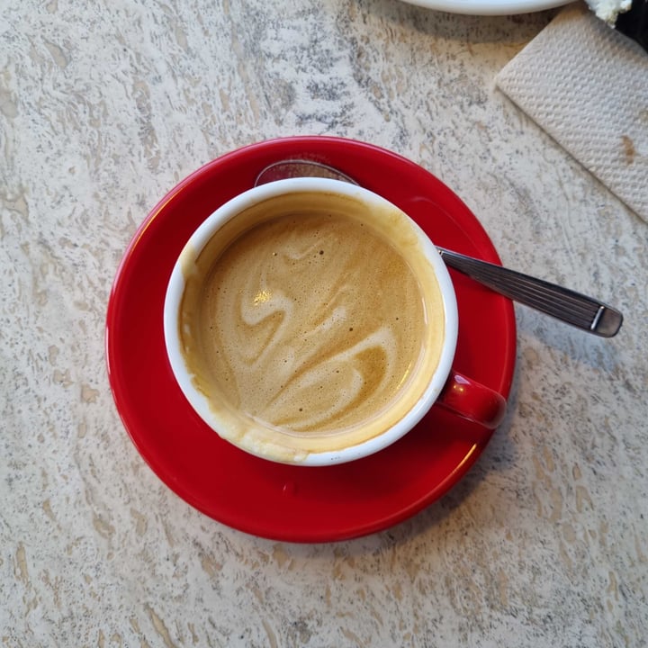 review photo of Café Local Bariloche Flat White con leche de almendras shared by @julipe92 on 18 Nov 2021 - review