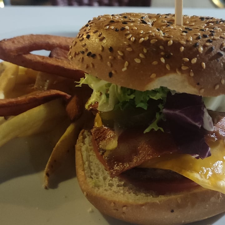 photo of Vegania Veggie Bar Carabanchel Beyond burger shared by @petivi on  19 Sep 2022 - review