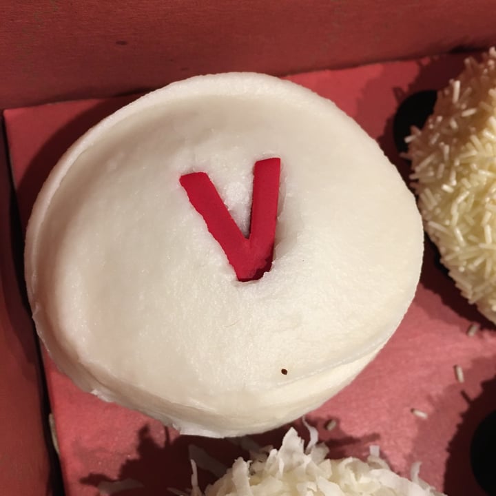 photo of Sprinkles Cupcakes Vegan Red Velvet Cupcake shared by @sedahere on  21 Apr 2021 - review