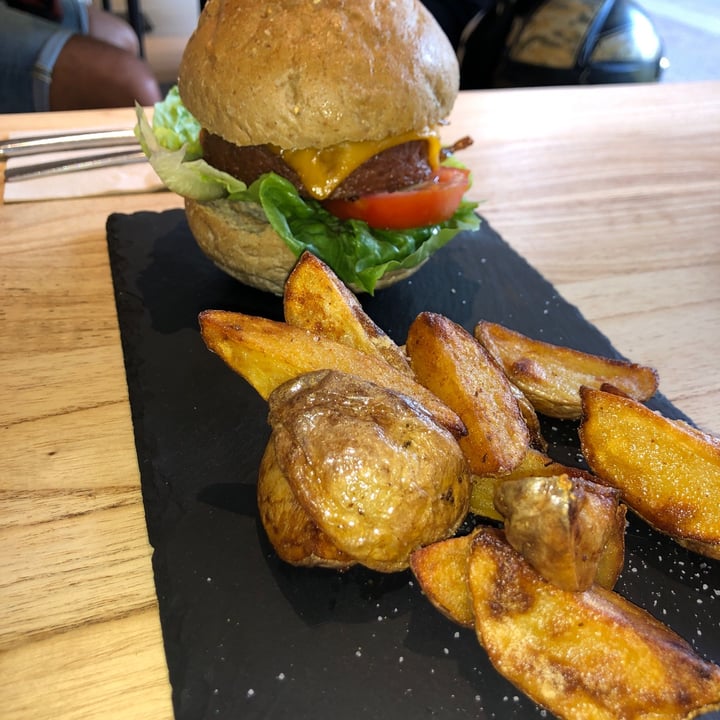 photo of Restaurante Alive Hamburguesa Beyond Meat shared by @dmonteys on  28 Aug 2020 - review