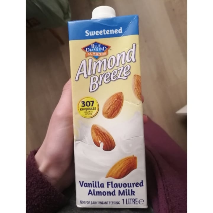 photo of Blue Diamond Vanilla Almond Milk shared by @zoezurnamer on  02 Jun 2020 - review