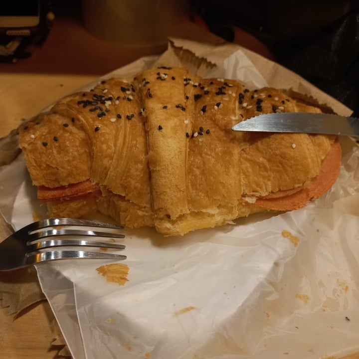 photo of Veganius Croisant De Jamón Y Queso shared by @mirianmaza on  28 Dec 2021 - review