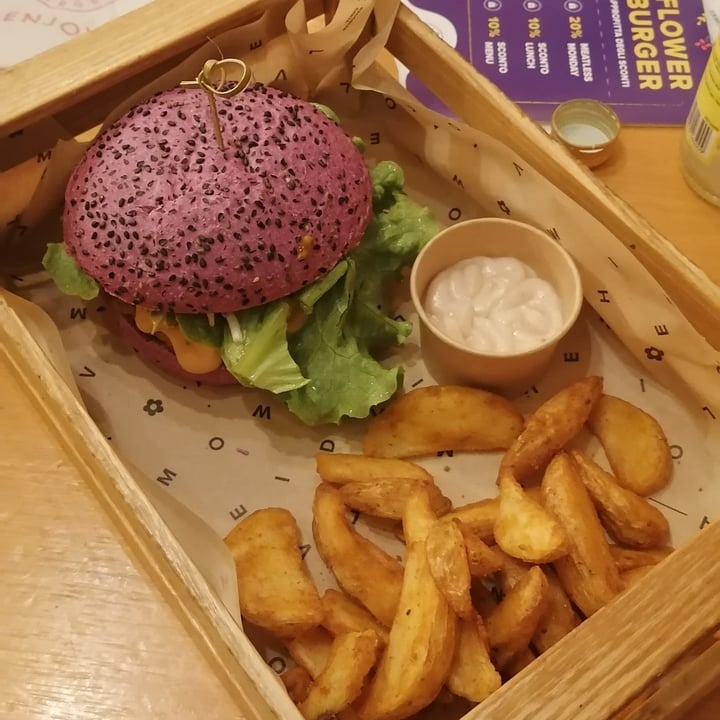 photo of Flower Burger Cherry Bomb shared by @letiverelli on  05 Apr 2022 - review