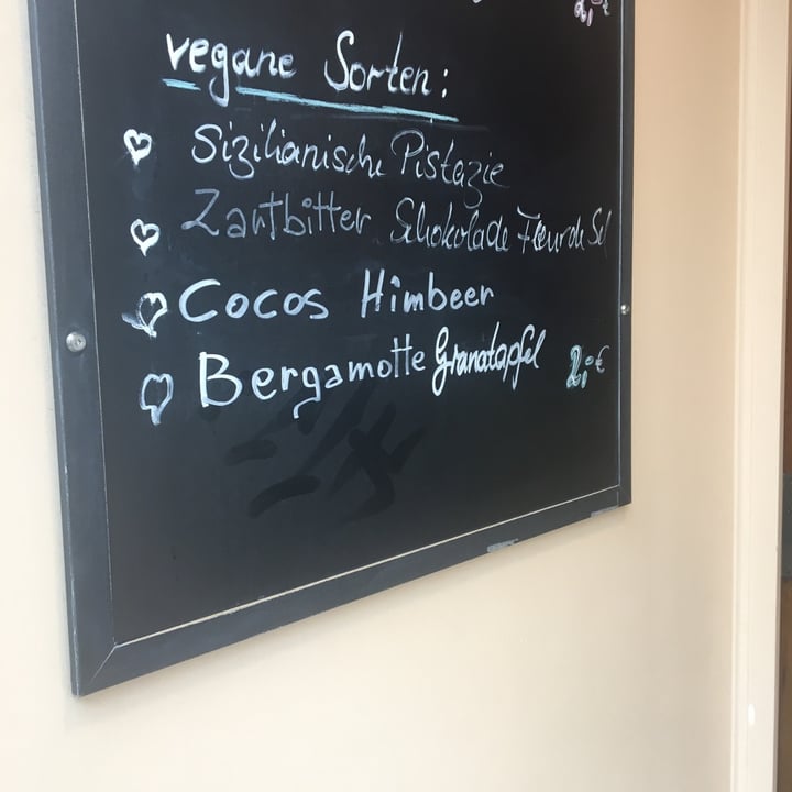 review photo of Eiscafé La Dolce Vita Sizilianische Pistazie shared by @nicolex on 30 Jun 2021 - review