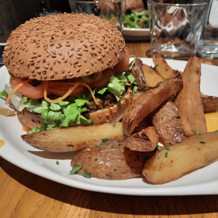photo of Le Grenier de Notre-Dame Burger Vegan shared by @sabrinamirizio on  18 Aug 2021 - review