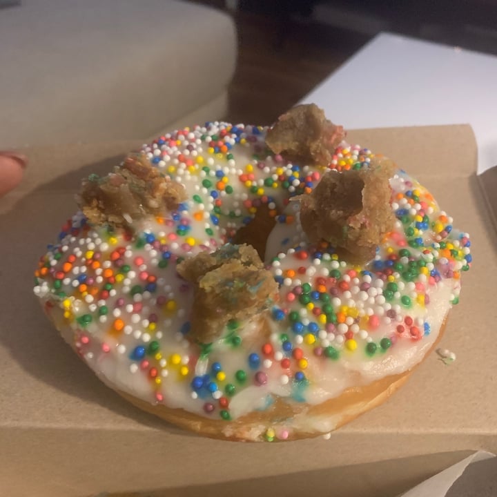 photo of bloomer's on Queen Birthday Cake Donut shared by @xdarrenx on  13 Sep 2020 - review