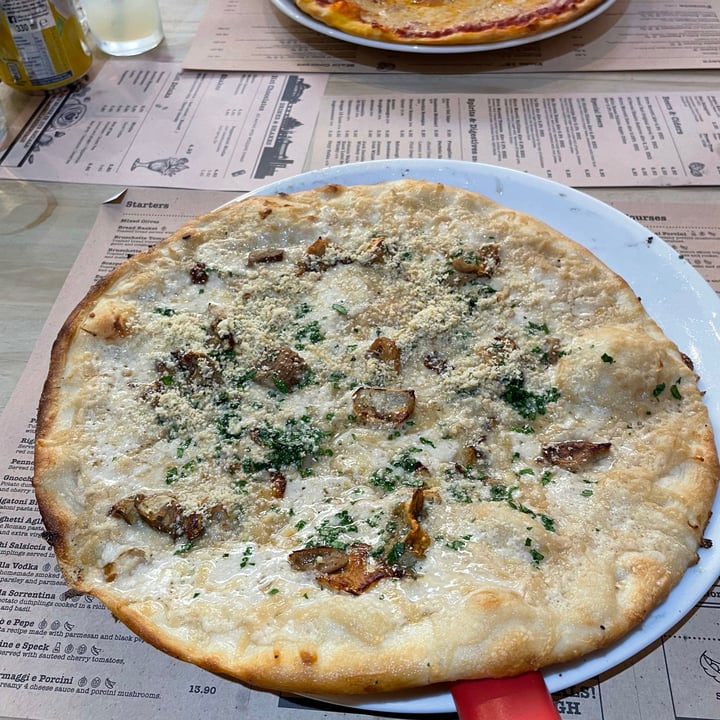 photo of Sora Lella Vegan Roman Restaurant Quattro Formaggi Pizza shared by @vegnostic on  14 Aug 2021 - review