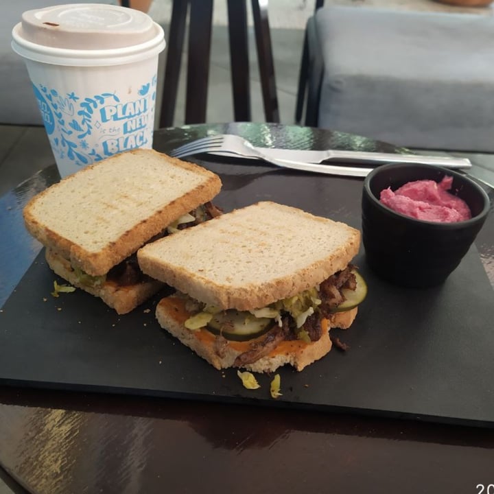 photo of Mora Mora Condesa Reuben sandwich shared by @tsukisorrow on  01 Jan 2022 - review
