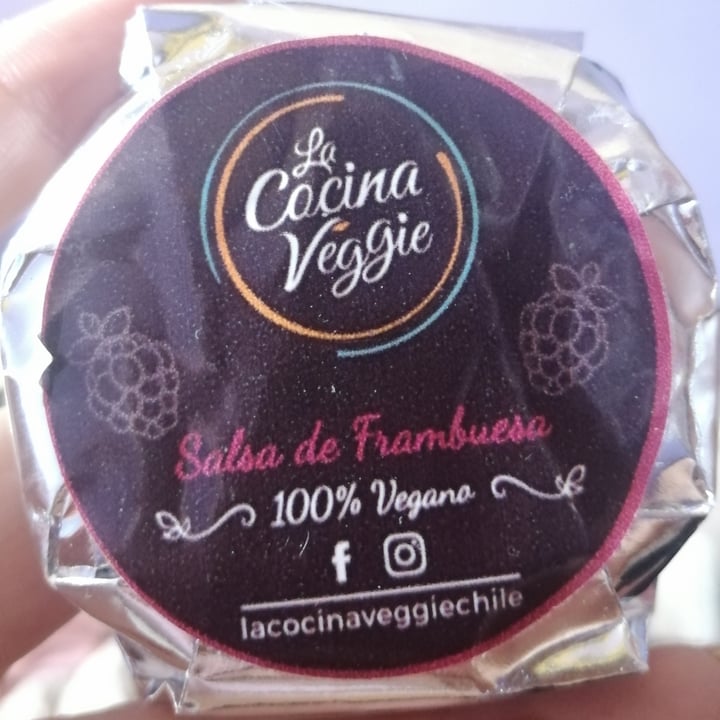 photo of La Cocina Veggie Alfajor de Crema de Mani con salsa de Frambuesa shared by @eyleenfernanda on  08 Oct 2020 - review