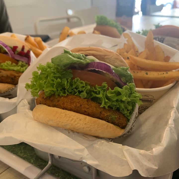 review photo of VeganBurg Singapore Avocado Beetroot Burger shared by @oorja on 14 Jul 2020 - review