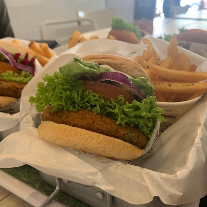 photo of VeganBurg Singapore Avocado Beetroot Burger shared by @oorja on  14 Jul 2020 - review