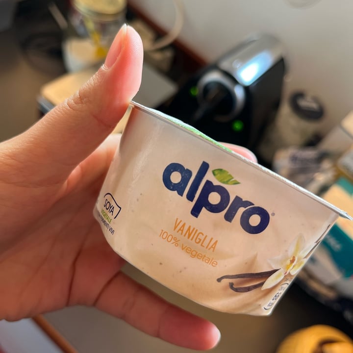 photo of Alpro Yogurt vaniglia shared by @emmacerasi on  16 Apr 2022 - review