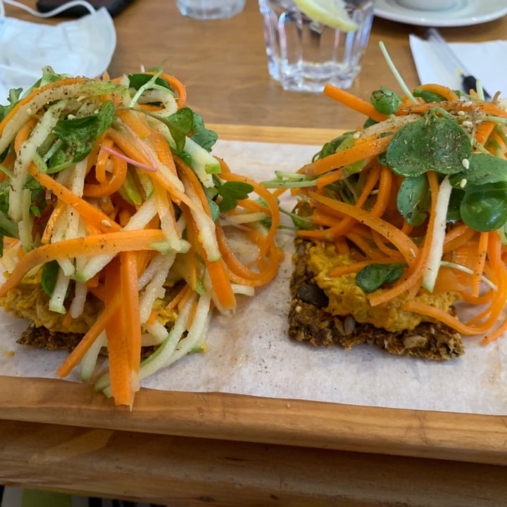 photo of île de païn - lunch & breakfast restaurant & artisan bakery Nut And Seed shared by @veggielover20 on  24 Nov 2020 - review