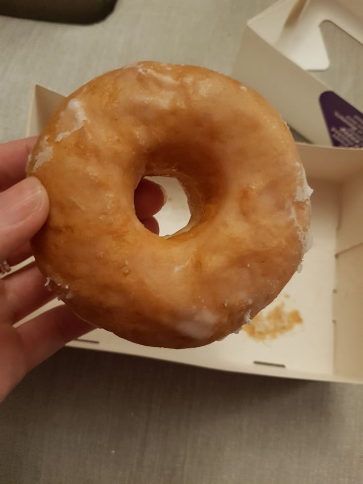 photo of Greggs Vegan Glazed Ring Doughnut shared by @alicesabrina on  10 Jan 2020 - review