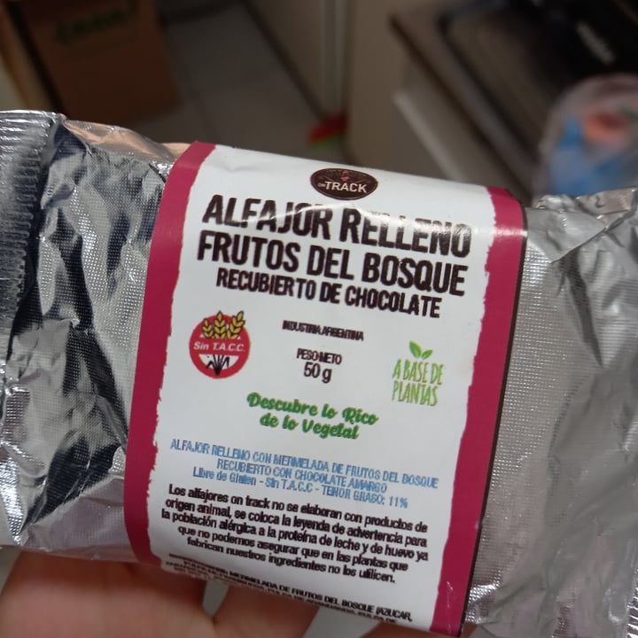 photo of On Track Alfajor Relleno Frutos Del Bosque shared by @martiterraza on  27 Mar 2022 - review