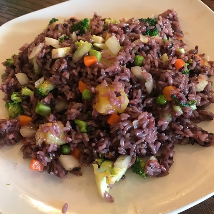 photo of Loving Hut Pineapple Fried Rice shared by @tifennolivier on  03 Mar 2020 - review