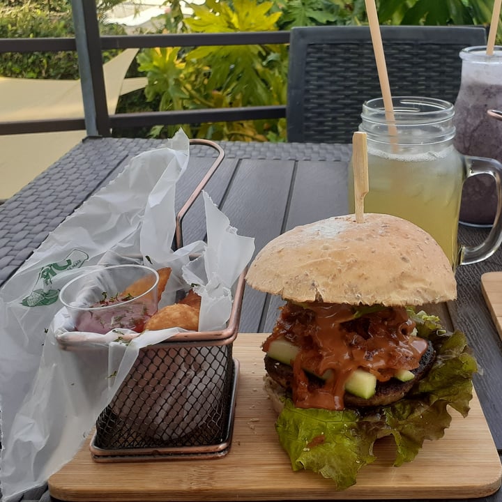 review photo of El veggie SV Escalón Hamburguesa veggielicious shared by @fiorellamyn on 26 Dec 2021 - review