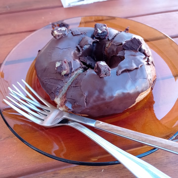 photo of VegAmazing Doughnuts Donut de chocolate con brownie shared by @kantaber on  03 Nov 2020 - review
