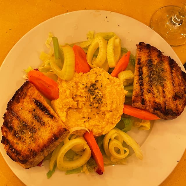 「hummus con verdure」の料理の写真