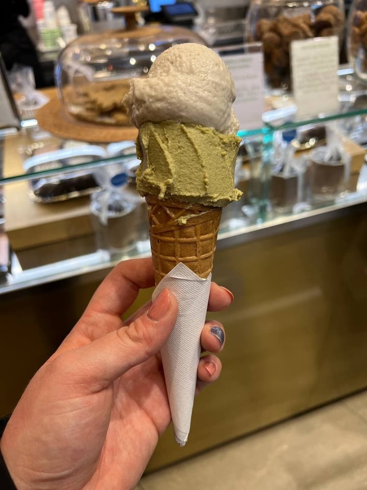 photo of OUT-OF-THE-BOX Gelato all'anacardo salato shared by @valevillacci on  13 Dec 2021 - review