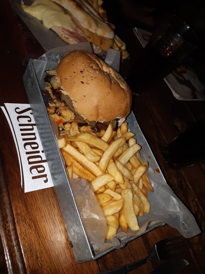 photo of Pizza Lo+Hot Banfield Hamburguesa Veggie shared by @kindcssgomz22 on  01 Mar 2020 - review