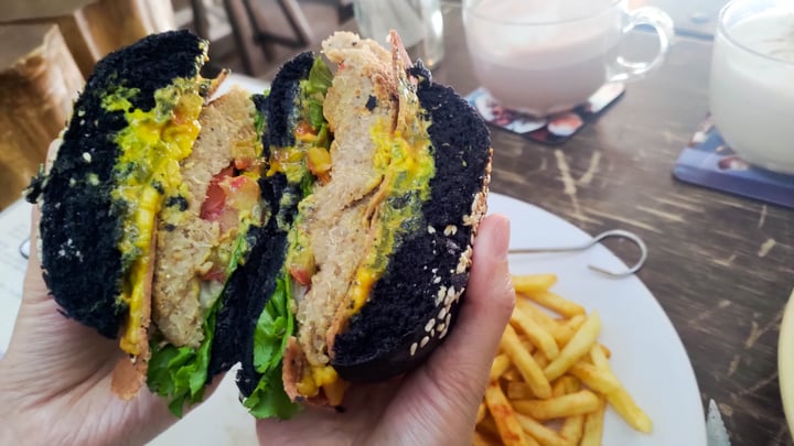 photo of Vegamo MX Cheeseburger shared by @veganexpression on  01 Jun 2020 - review