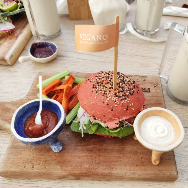 review photo of Prana café cancun Hamburguesa Plant Based shared by @santifdz on 05 Mar 2022 - review