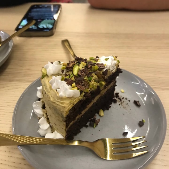 photo of O Xéxéxé Bolo de chocolate cobertura de pistachio shared by @cidalia on  27 May 2021 - review