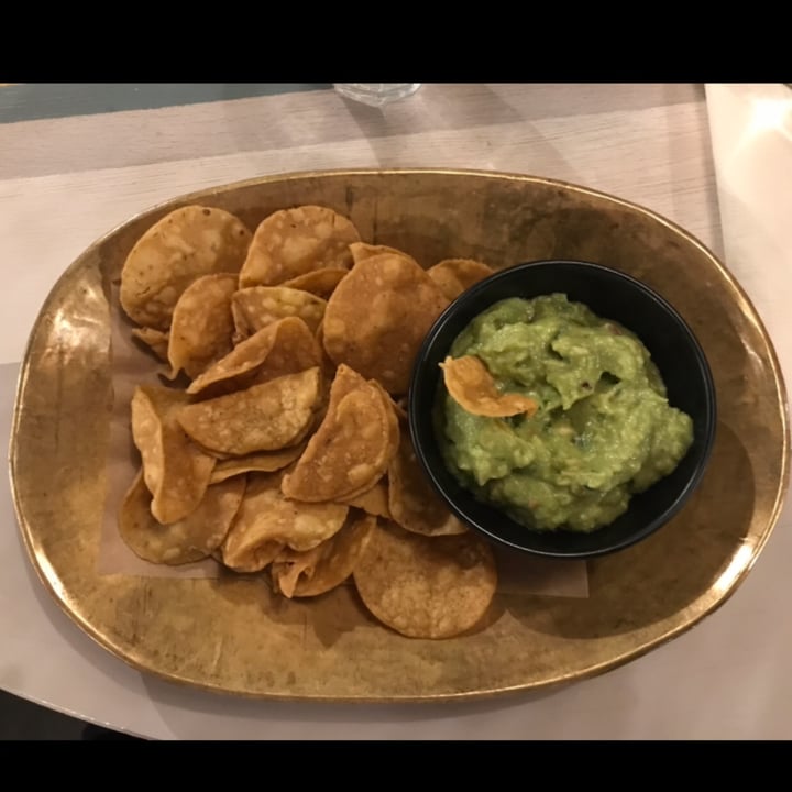 photo of Le Serre by ViVi nachos con guacamole shared by @chiaracatarci on  02 May 2022 - review