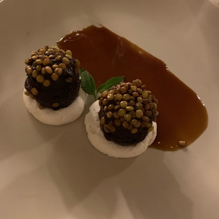 review photo of Masseria Le Carrube Tartufi Al Cioccolato E Fichi Con Lenticchie Soffiate, Panna Alla Soia E Rum, Caramello Salato shared by @saralauriola on 19 Aug 2022 - review
