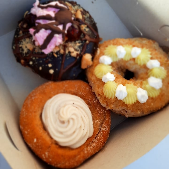 photo of Grumpy & Runt | Little Deli & Donuts Apple Crumble Donut shared by @lisavermeulen1206 on  15 Jul 2021 - review