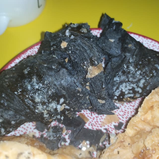 Photo of the dish “Croissant de carbón activo”