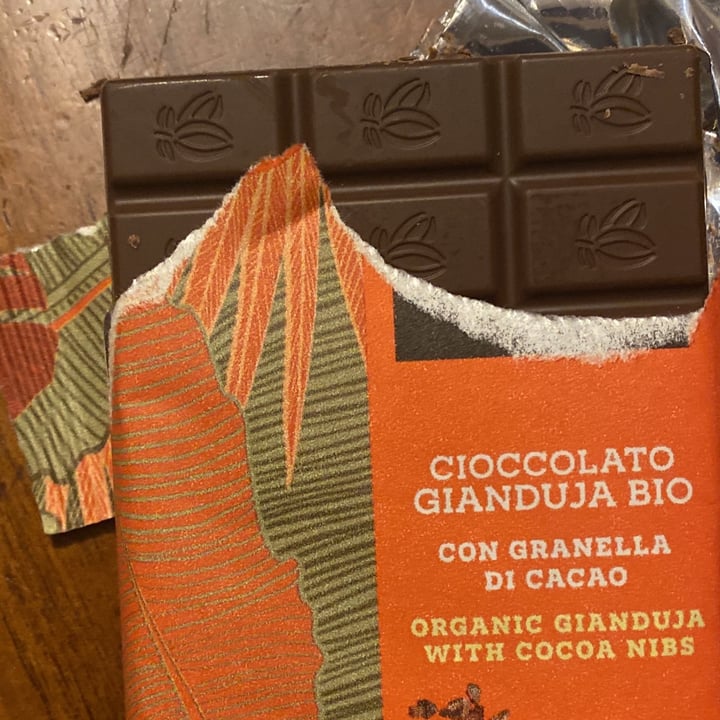 photo of Vanini Cioccolato Fondente Bio con gianduia e granella di cacao shared by @whatthefuck on  27 Dec 2021 - review