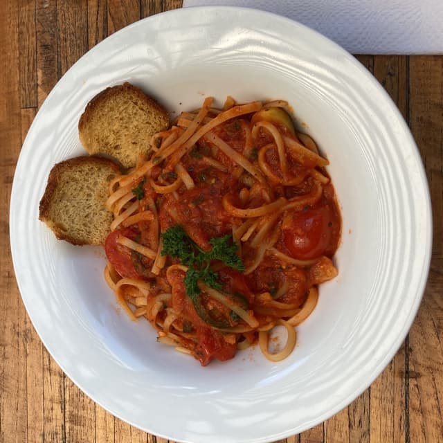 Photo of the dish “Linguini tomate, ajo y jalapeño”