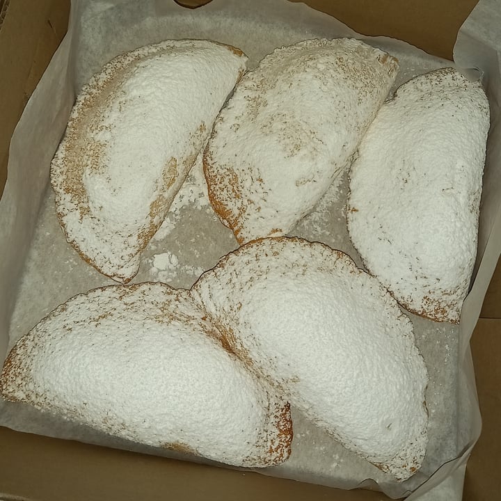 review photo of De La Tierra Panadería Vegana Empanadas de manjar de leche de almendras shared by @aguacatera on 30 Apr 2021 - review