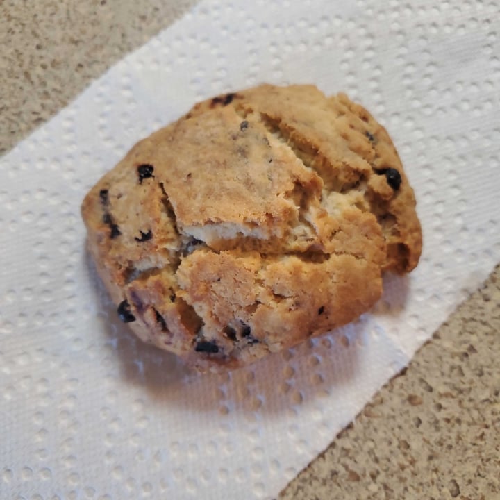 photo of Whole Foods Market Vegan Blueberry Scone shared by @4thepiggies on  02 Feb 2022 - review