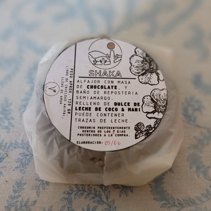 review photo of Shaka Vegan Alfajor De Chocolate Relleno De Dulce De Leche De Coco Y Crema De Mani shared by @lisandrowinter on 06 Jun 2020 - review