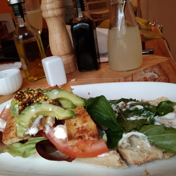 review photo of Café Zeit Sandwich Tofu, Lechuga, Palta Y Tomate shared by @animala on 24 Sep 2022 - review