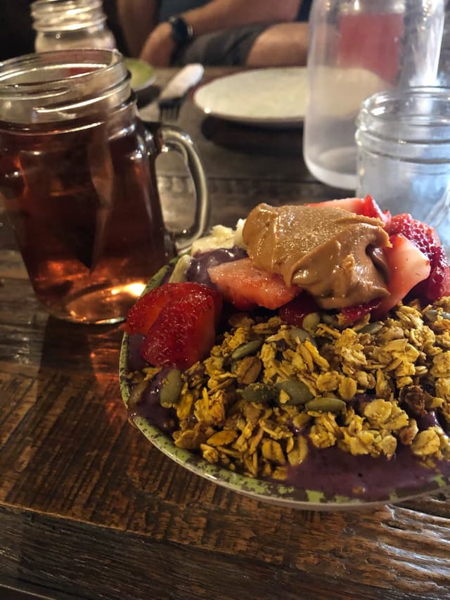Foto do prato “Peanut butter acaí bowl”
